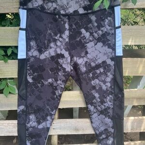 Women’s Black and Gray Patterned Leggings